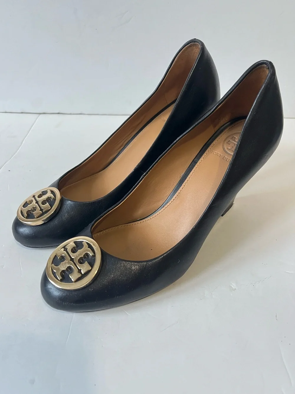 Tory Burch Black Leather logo Gold Emblem Wedge Pumps size 5